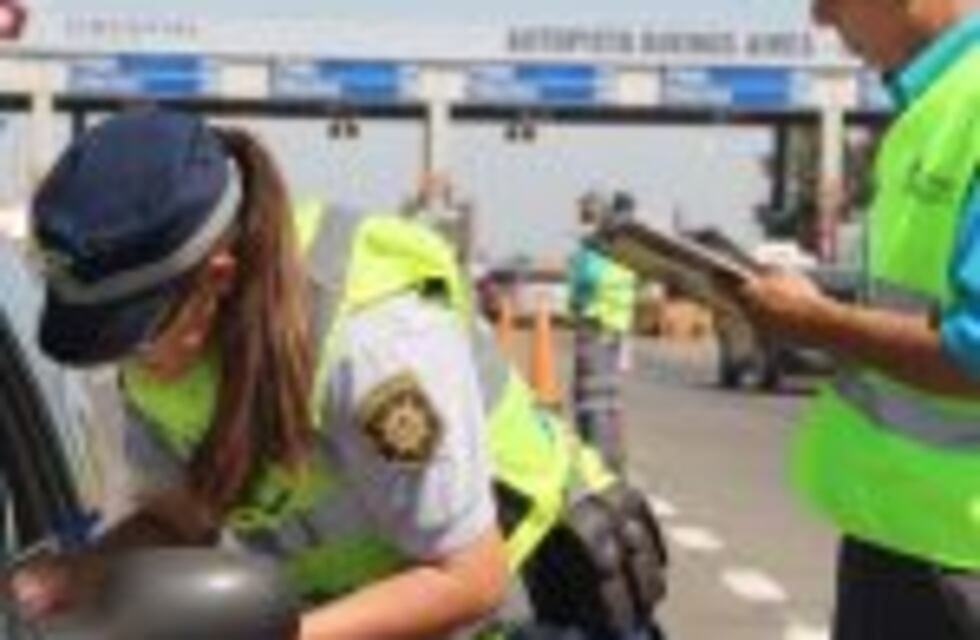 Labran 62 actas de infracción en megaoperativo de control en la autopista a Buenos Aires