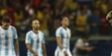 BRA01. BELO HORIZONTE (BRASIL), 10/11/16.- El jugador de Argentina Lionel Messi (d) reacciona ante la anotaciu00f3n de un gol por parte de Brasil hoy, jueves 10 de noviembre de 2016, durante un partido entre Brasil y Argentina por la clasificaciu00f3n al Mundial Rusia 2018, en el estadio Mineiru00e3o, en la ciudad de Belo Horizonte (Brasil). EFE/Antonio Lacerda