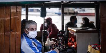 AME2600\u002E BUENOS AIRES (ARGENTINA), 14/04/2020\u002E- Vista de personas con tapabocas esperando en una lancha para regresar a su hogar en una isla del Delta del Tigre, este martes, durante la cuarta semana de cuarentena obligatoria a causa del virus Covid-19\u002E EFE/ Juan Ignacio Roncoroni lancha colectiva colectivo