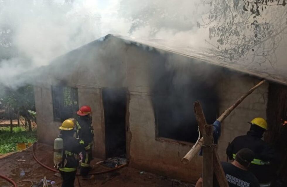 Una mujer y sus hijos dormían la siesta cuando se les incendió la casa