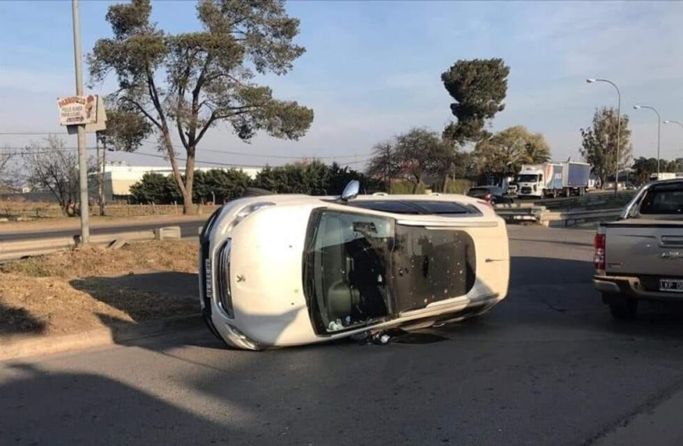 Jesús María: resultó ileso tras volcar su vehículo