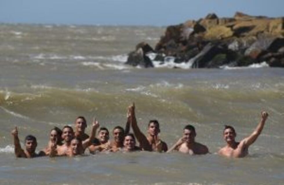 El plantel de Newell´s disfrutó de la playa marplatense luego de la práctica