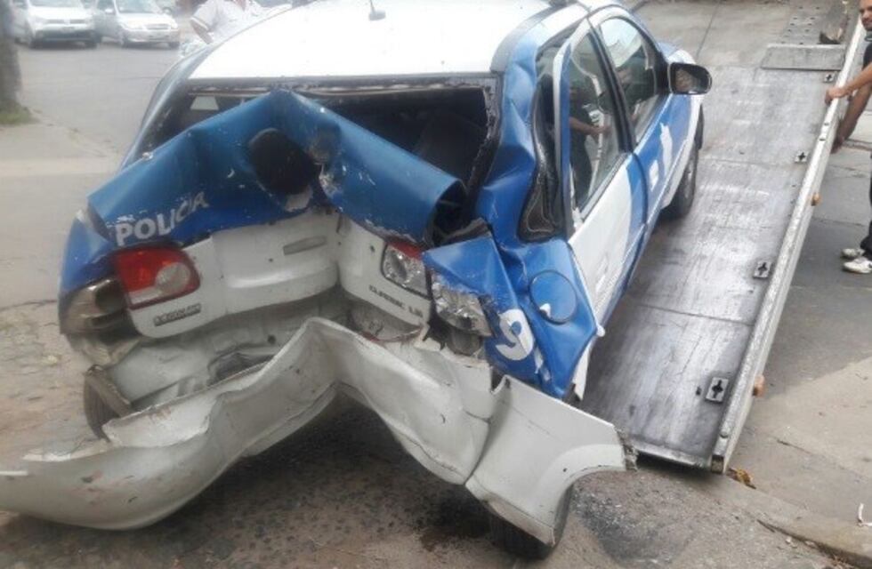 Lavaban un patrullero, se les movió y terminó estrellado contra una vivienda