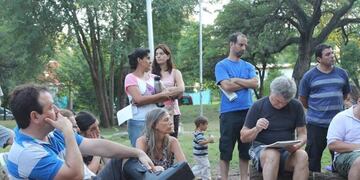 Reunión de comision vecinal en barrio centro Mendiolaza\u002E Imagen del año 2017