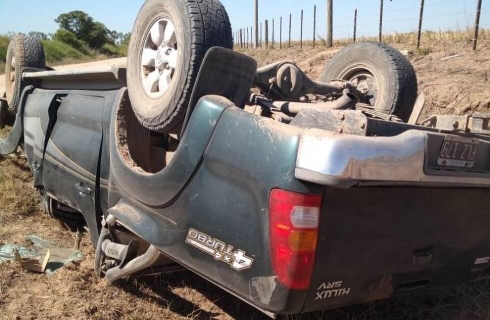 Un hombre con lesiones graves al tumbar su camioneta en La Francia