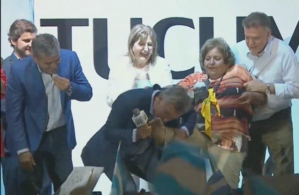 El presidente le cantó el cumpleaños a una señora, le besó el pie y la llamo su "Cenicienta"