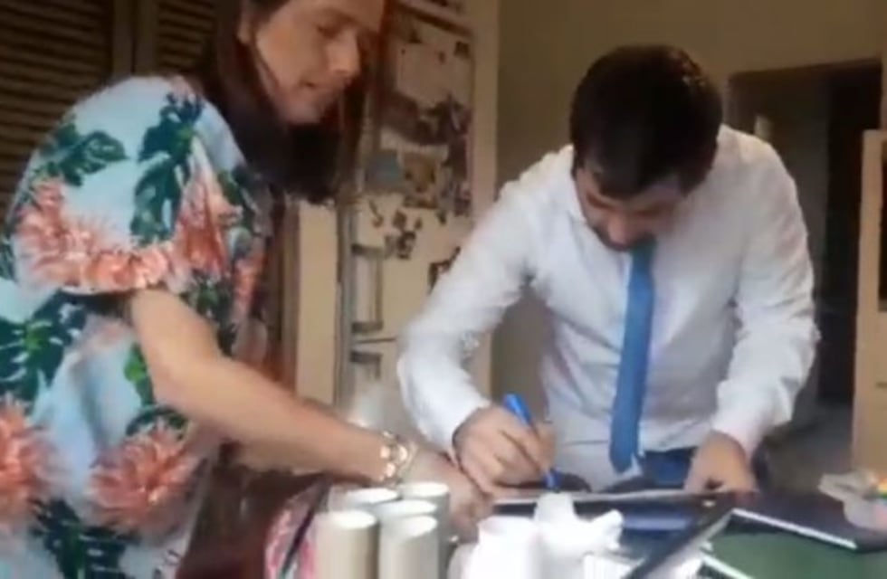 Explota en whatsapp el video de una familia haciendo malabares para seguir el zoom de la escuela