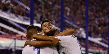 Vélez le ganó a Argentinoa 2-0