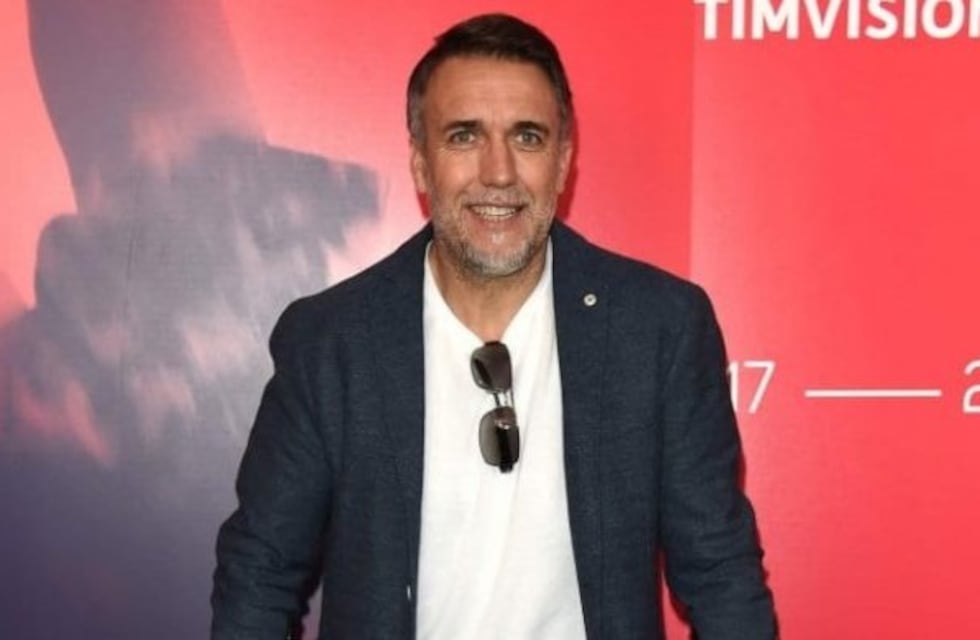 Tras la operación, Batistuta llegó con muletas al estreno de la película que relata su vida