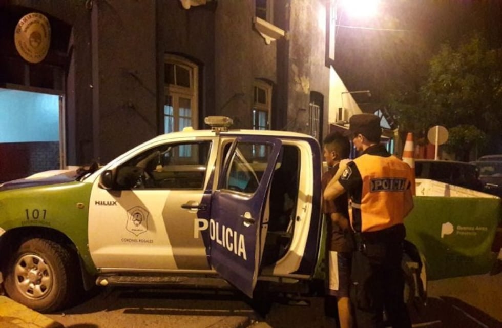 Punta Alta: peleaban en la vía pública y lo agarro del cuello