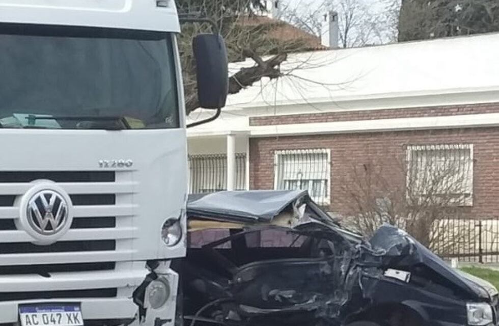 Fuerte choque entre dos autos y un camión en Av.Perón y Lavalle