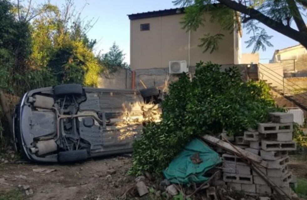 Robaron un auto y, en la fuga, se "comieron" una casa