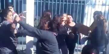 Madres se pelearon a las trompadas en la puerta del jardín de sus hijos (Foto: captura)
