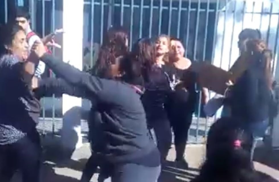 Madres se pelearon a las trompadas en la puerta del colegio de sus hijos