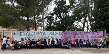 Padres, docentes y alumnos no quieren que la directora reasuma\u002E