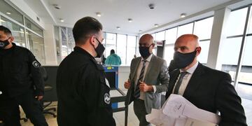 El funcionario ingresó en libertad este martes al Centro de Justicia Penal y se fue bajo arresto\u002E (Radio 2)