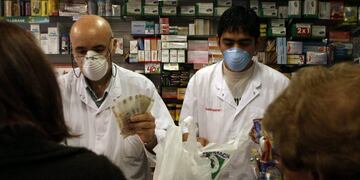 Empleados de una farmacia de la ciudad de Buenos Aires (Argentina \nCrédito: EFE