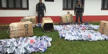 Los paquetes con zapatillas y gorras que traían dos contrabandistas desde Brasil\u002E (Irigoyeninforma)