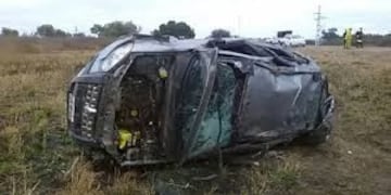 El auto quedó volcado al costado de la ruta nacional 34\u002E Los tres ocupantes resultaron ilesos\u002E Imagen Ilustrativa\u002E