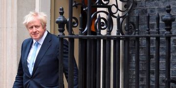 El primer ministro británico, Boris Johnson, al salir a saludar al vicepresidente de los Estados Unidos, Mike Pence, en el centro de Londres, el 5 de septiembre de 2019\u002E Crédito: Photo by Oli SCARFF / AFP\u002E