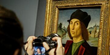 -FOTODELDÍA- EPA250\u002E ROMA (ITALIA), 04/03/2020\u002E- Un visitante fotografía la obra \