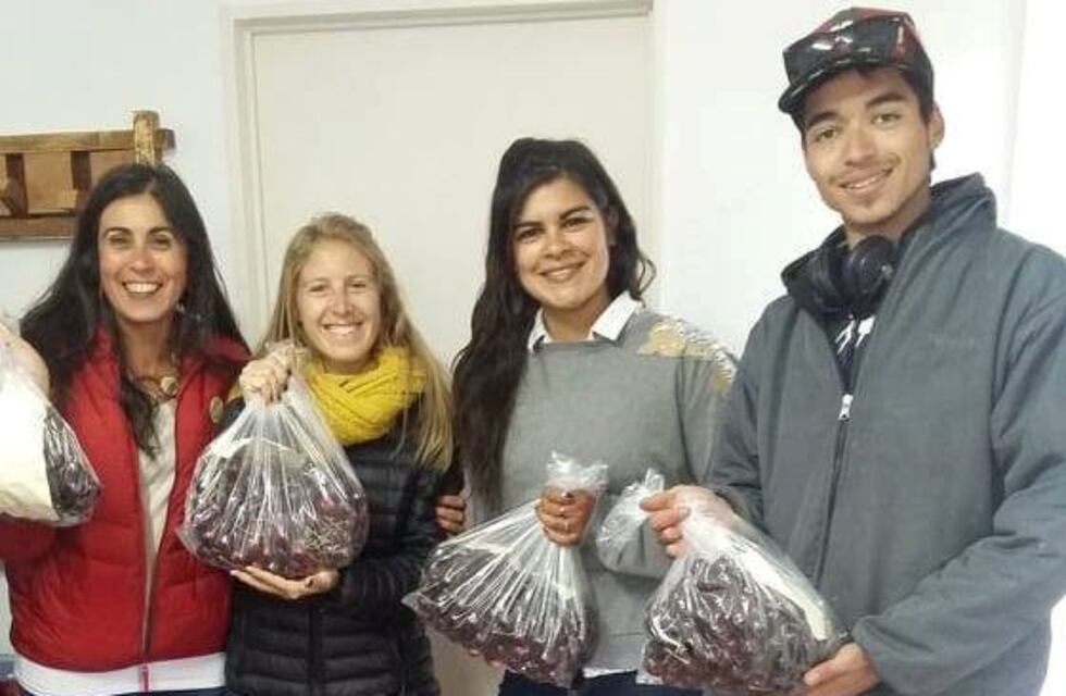 El Chaltén: cerezas obsequiadas por la Municipalidad de Los Antiguos