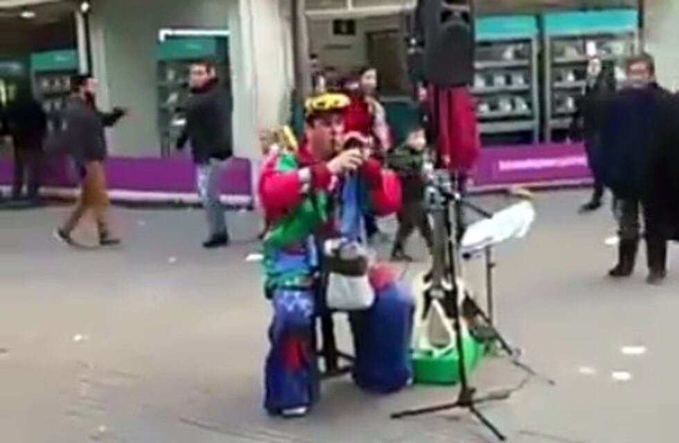 Guerra de globos en la peatonal: payaso indignado con el PRO porque en campaña le sacan el trabajo
