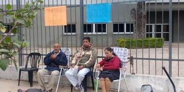 Los padres de Mauro se encadenaron en las rejas de la sede judicial (El Tribuno)