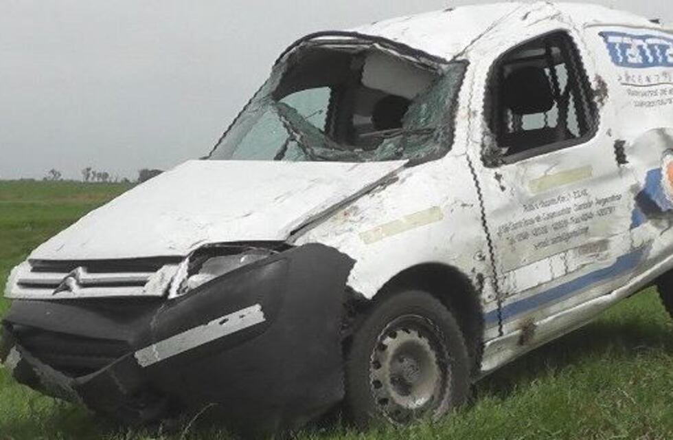 Quiso tomar una botella de agua y terminó volcando en la autopista a Córdoba