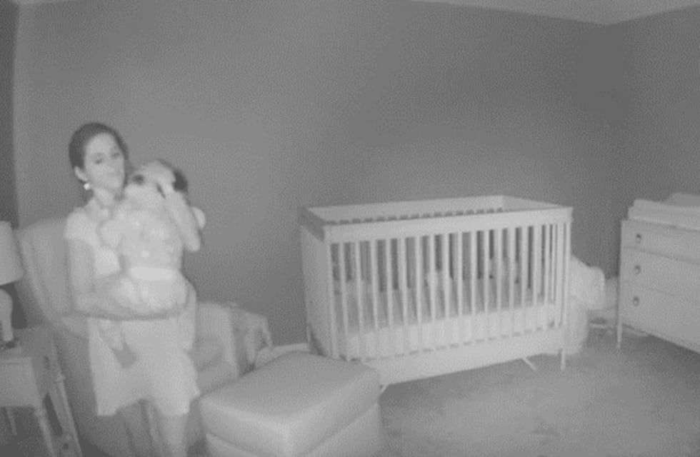 Quiso acostar a su bebé en la cuna y protagonizó un blooper que la volvió viral