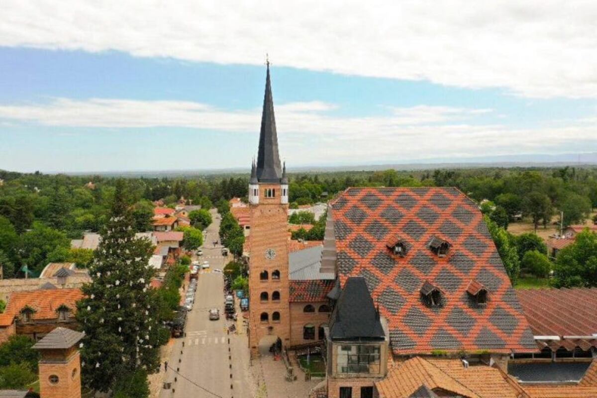 La cúpula ya luce sobre la torre del Salón de Eventos de Villa General Belgrano\u002E