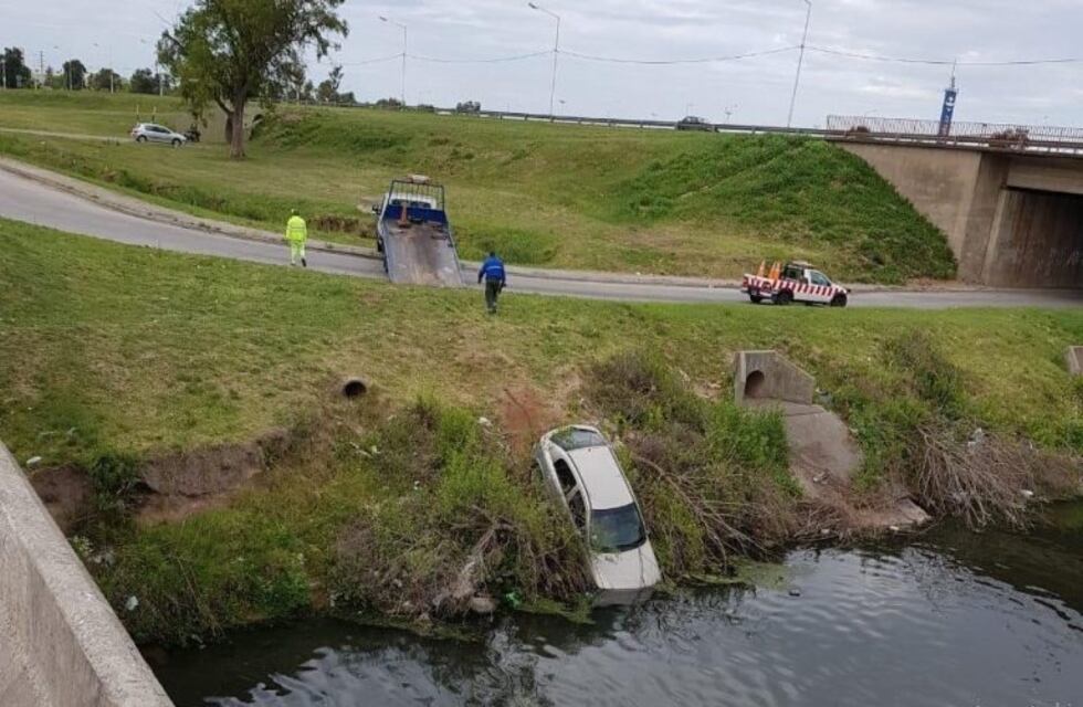 Un automovilista cayó al arroyo Ludueña desde Circunvalación