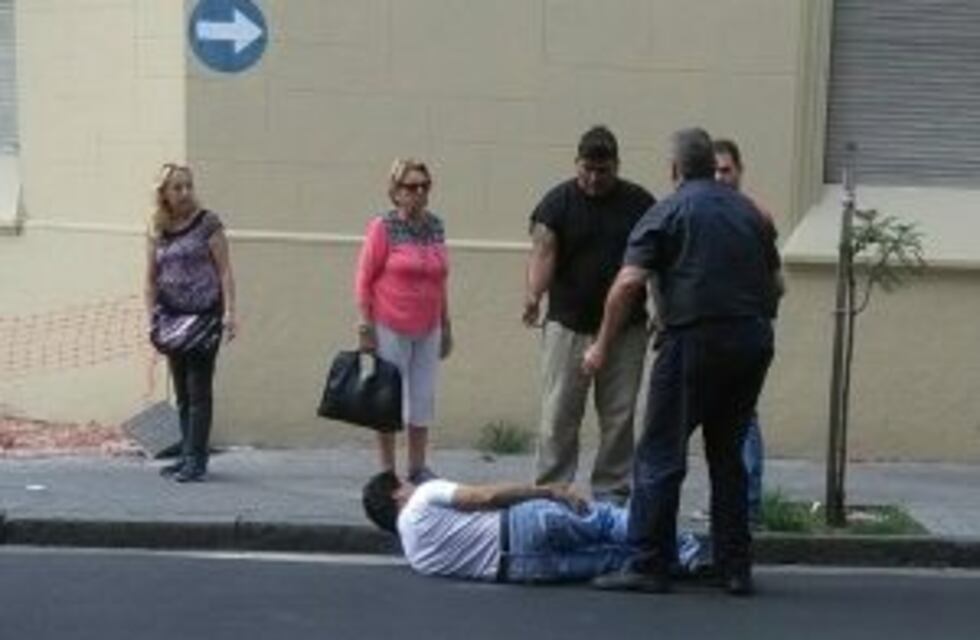 Una pick up atropelló a un peatón en pleno centro y denunciaron que la ambulancia tardó 40 minutos en llegar