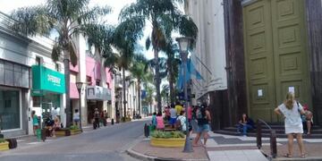 Filas en cajeros automáticos horas antes de decretarse el ASPO en 2020.
Crédito: Vía Gualeguaychú