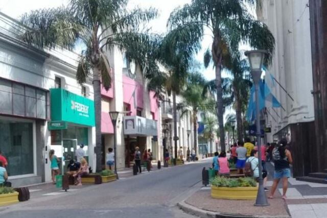 Filas en cajeros automáticos horas antes de decretarse el ASPO en 2020.
Crédito: Vía Gualeguaychú