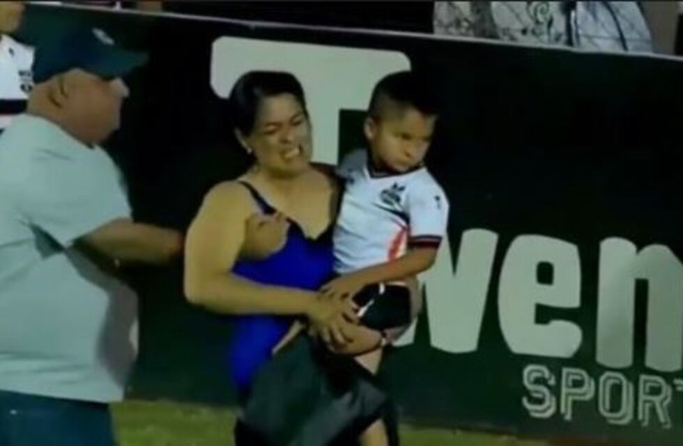 Lo fracturaron en medio del partido y su mamá entró llorando a la cancha