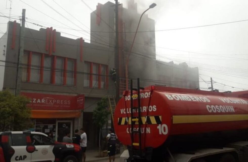 Controlaron un incendio en una galería de Cosquín