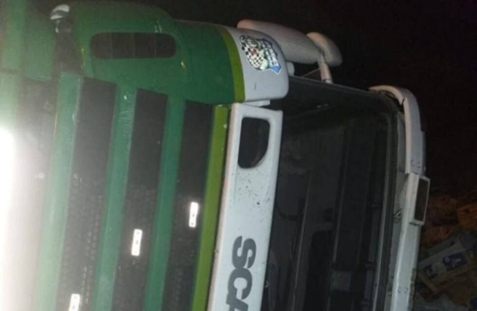 Volcó un camión que transportaba bananas
