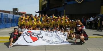 Los pibes de la escuela de fútbol de Villa Azalais viajaron en avión a Buenos Aires y conocieron la cancha de Boca\u002E