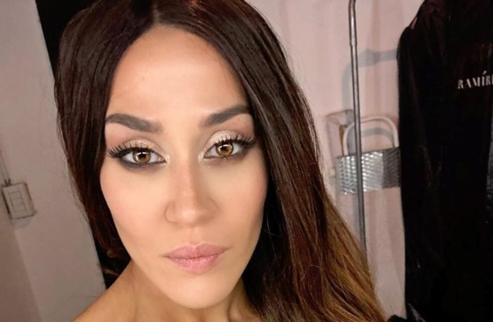 Jimena Barón volvió de su gira y lo celebró con una foto en ropa interior