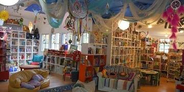 La Biblioteca Del otro lado del árbol está en el Parque Saavedra, en La Plata (Facebook Biblioteca Del otro lado del árbol)