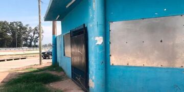 En barrio Los Robles, un policía reforzó con chapas las aberturas de su casa por la inseguridad\u002E (El Doce TV)