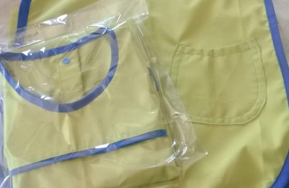 Mujeres emprendedoras confeccionan guardapolvos a bajo precio