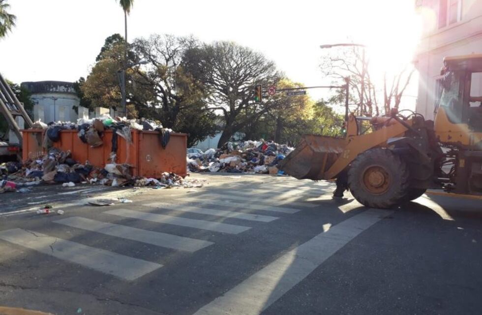 Se levantó la protesta de recolectores y la Municipalidad salió a limpiar la esquina