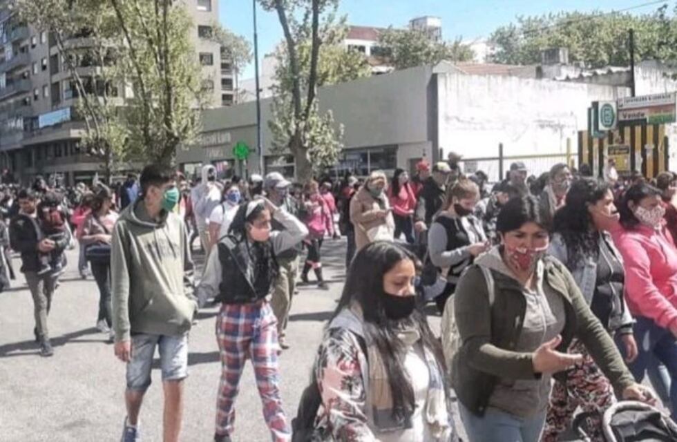 La semana comenzó con una nueva marcha por el centro de Mar del Plata: piden trabajo y vivienda digna