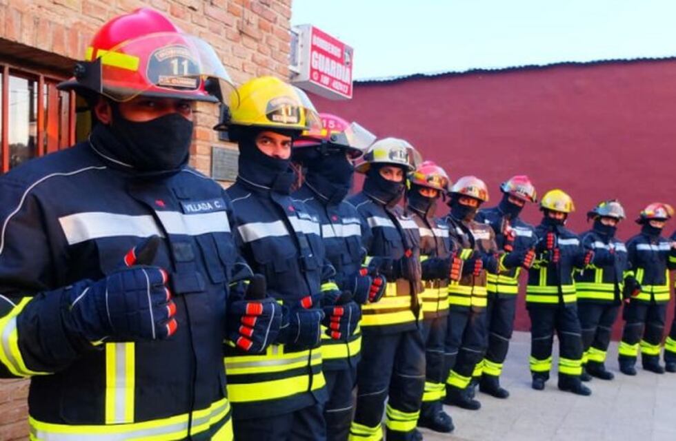 Alegría para los Bomberos de La Cumbre: ¡adquirieron 14 trajes nuevos!