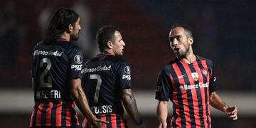 Argentina's San Lorenzo midfielder Fernando Belluschi (R) talks to teammates midfielder Franco Mussis (C) and defender Marcos Angeleri during their Copa Libertadores 2017 group 4 football match against Brazil's Atletico Paranaense at Pedro Bidegain stadiu