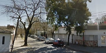 Anchorena al 700: Un hombre cayó del techo de su cochera y murió\u002E (Street View)