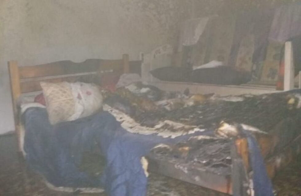 Se le incendió su vivienda y los vecinos ayudaron a apagar el fuego