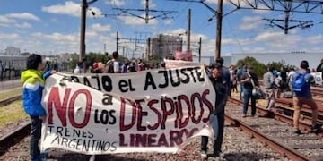 Levantaron la protesta sobre las vías que afectó al servicio del tren Roca durante seis horas\u002E (Clarín)